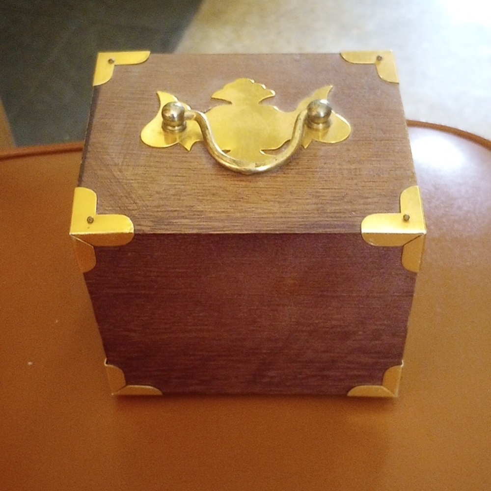 Vintage Wood & Brass 8 Coaster Set in Decorative Caddy - Picture 4 of 8